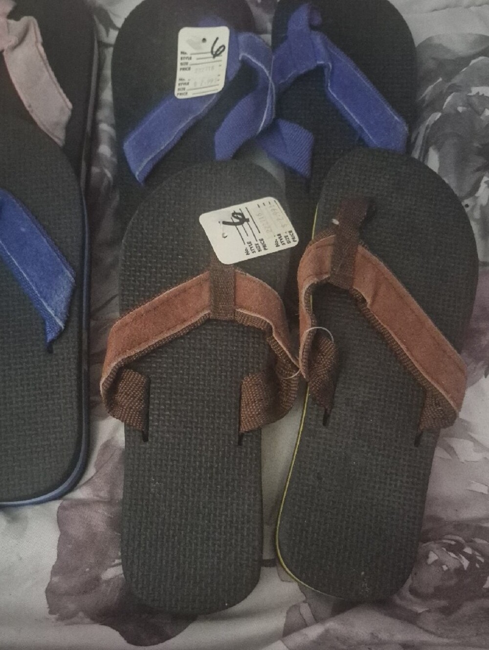 Women’s Assorted Flip Flop Sandals 6 PAIR $10 - Picture 2 of 9